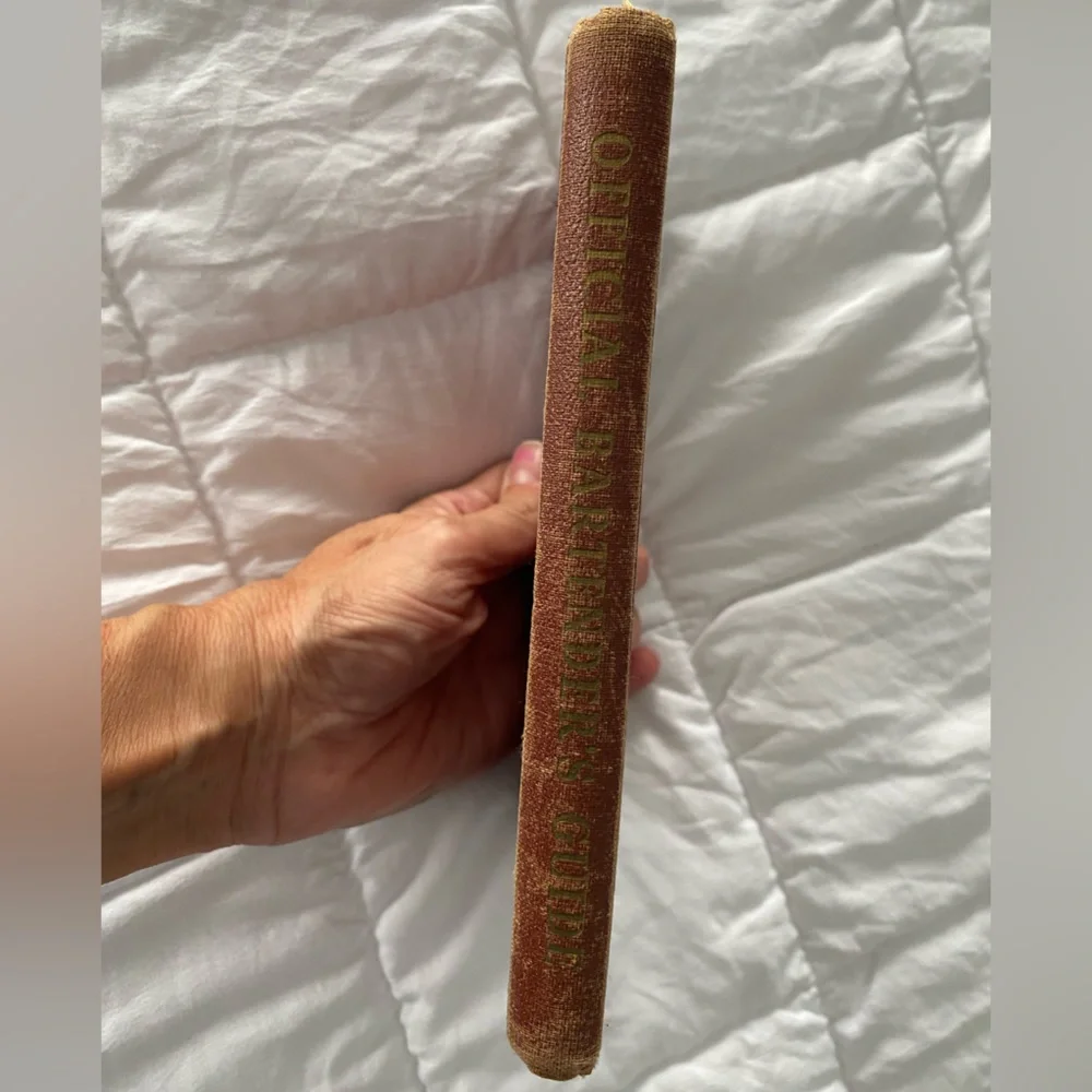 Vintage 1946 Printing of Old Mr. Boston De Luxe Official Bartender's Guide - Picture 3 of 6